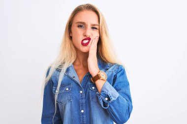 Genç güzel kadın diş ağrısı veya diş üzerinde diş hastalığı nedeniyle ağrılı ifade ile el ile ağız dokunmadan izole beyaz arka plan üzerinde duran rahat kot gömlek giyiyor. Diş hekimi konsepti.