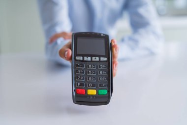 POS terminal holding adam eller yakın çekim 