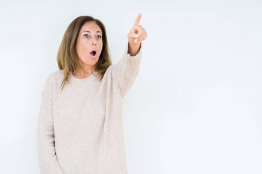 Güzel orta yaşlı bir kadın soyutlanmış bir geçmişi var. Parmağıyla işaret ediyor. İleriye şaşırmış, ağzı açık, şaşırmış bir ifade.