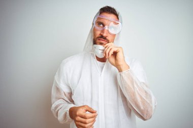 Ressam adam soru hakkında düşünme çene üzerinde el ile izole arka plan üzerinde profesyonel işçi ekipman koruma giyen, dalgın ifade. Düşünceli bir yüzle gülümsüyor. Şüphe kavramı.