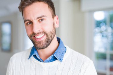 Yakışıklı adam kameraya olumlu gülümseyen