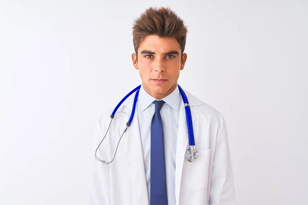 Jeune Homme Beau Médecin Portant Stéthoscope Sur Fond Blanc Isolé — Photo