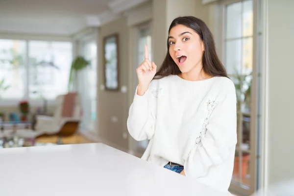 Mooie Jongedame Thuis Witte Tafel Vinger Omhoog Met Succesvolle Idee — Stockfoto