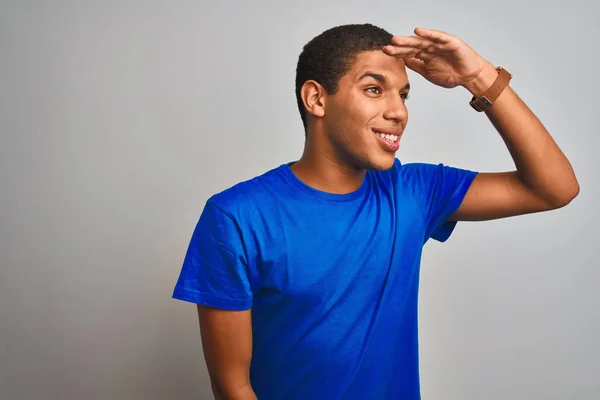 Jonge Knappe Arabische Man Met Een Blauw Shirt Een Geïsoleerde — Stockfoto