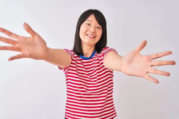 Jovem Mulher Chinesa Bonita Vestindo Camiseta Listrada Vermelha Sobre Fundo — Fotografia de Stock