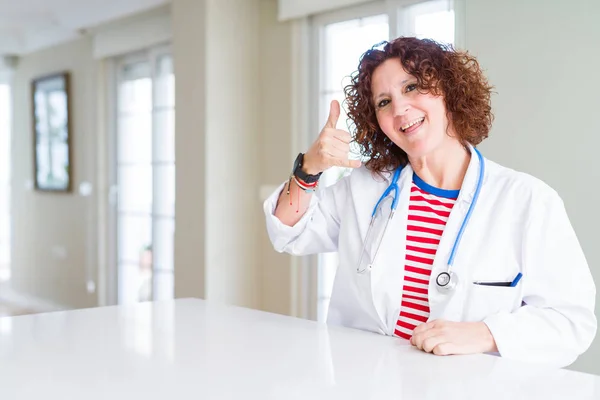 Senior Doctor Woman Wearing Medical Robe Clinic Smiling Doing Phone — Stock Photo, Image