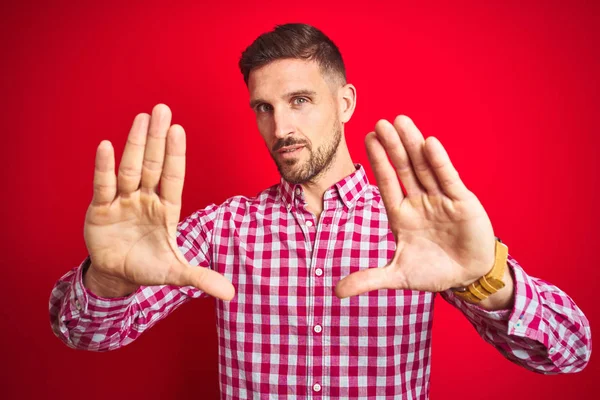 Joven Hombre Guapo Sobre Fondo Rojo Aislado Haciendo Marco Usando —  Fotos de Stock