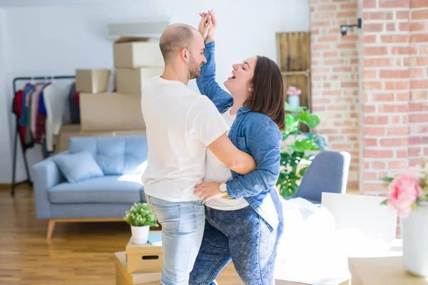 Yeni Evde Karton Kutular Etrafında Dans Genç Çift Çok Mutlu — Stok fotoğraf