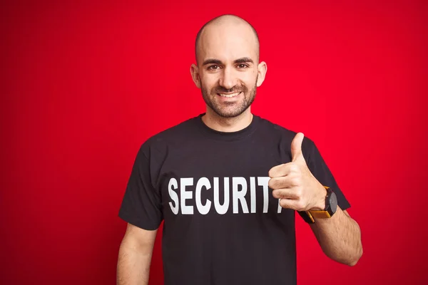 Jovem Homem Salvaguarda Vestindo Uniforme Segurança Sobre Fundo Vermelho Isolado — Fotografia de Stock