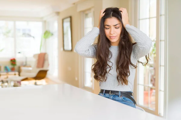 Junge Schöne Frau Hause Leiden Unter Kopfschmerzen Verzweifelt Und Gestresst — Stockfoto