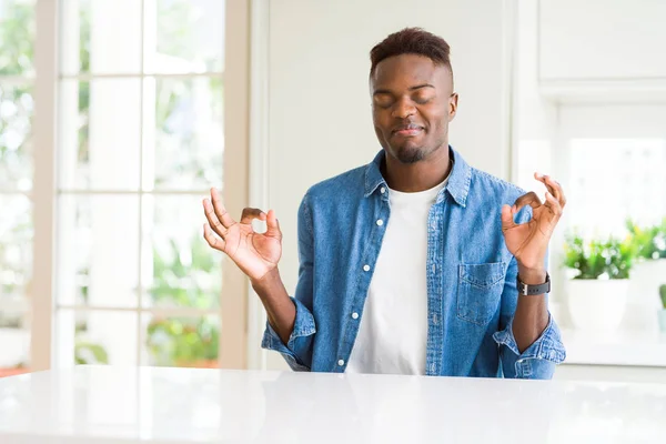 Bonito Homem Afro Americano Casa Relaxar Sorrir Com Olhos Fechados — Fotografia de Stock