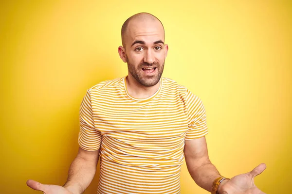 노란색 배경에 캐주얼 스트라이프 티셔츠를 수염을 대머리 남자는 친절한 긍정적이고 — 스톡 사진
