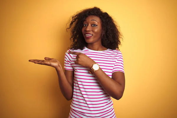 Mujer Afroamericana Joven Con Camiseta Rayas Sobre Fondo Amarillo Aislado — Foto de Stock