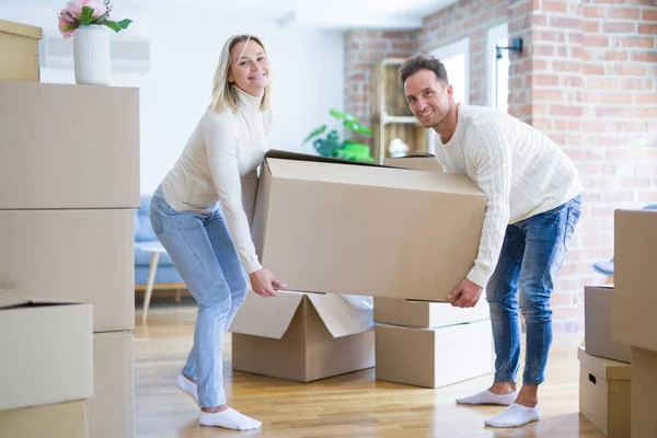 Junges Schönes Paar Zieht Kartons Neuen Zuhause — Stockfoto