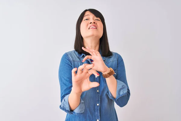 Junge Schöne Chinesische Frau Trägt Jeanshemd Über Isoliertem Weißem Hintergrund — Stockfoto