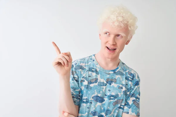 Unga Albino Blond Man Klädd Casual Shirt Stående Över Isolerad — Stockfoto