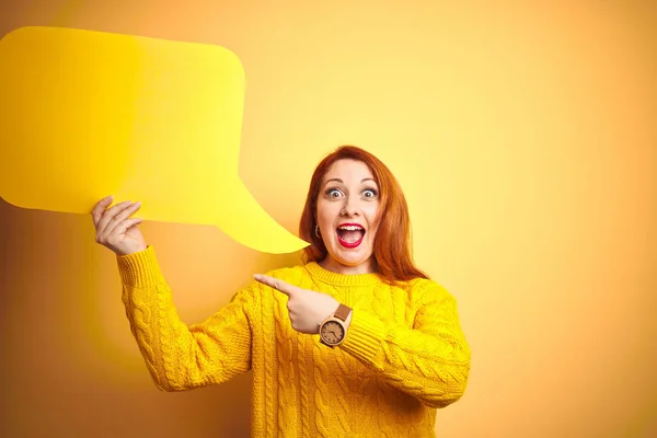 Jovem Bela Ruiva Mulher Segurando Fala Bolha Sobre Amarelo Isolado — Fotografia de Stock