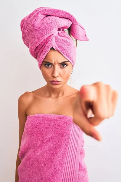 Jovem Mulher Bonita Usando Toalha Chuveiro Após Banho Sobre Fundo — Fotografia de Stock