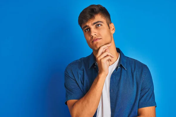 Jovem Índio Vestindo Camisa Sobre Fundo Azul Isolado Com Mão — Fotografia de Stock