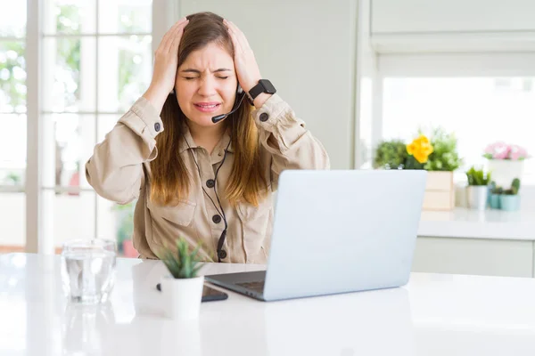 Beautiful Young Operator Woman Working Laptop Wearing Headseat Suffering Headache — Stok fotoğraf