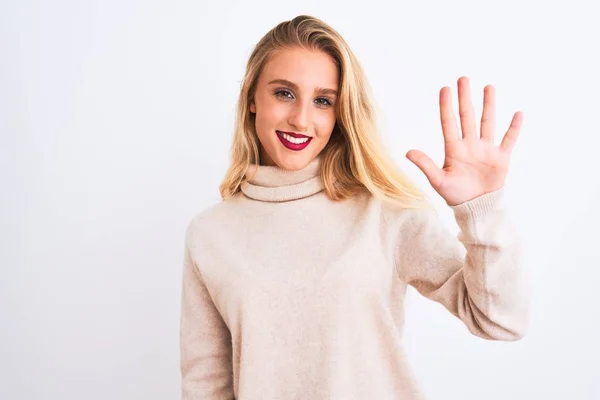 Joven Hermosa Mujer Con Jersey Cuello Alto Pie Sobre Fondo — Foto de Stock