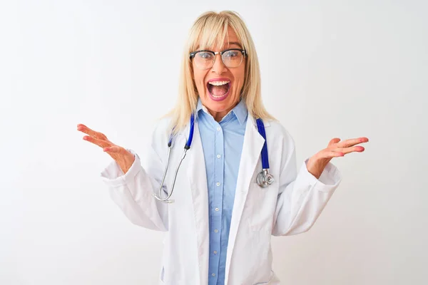 Médico Meia Idade Mulher Vestindo Óculos Estetoscópio Sobre Fundo Branco — Fotografia de Stock