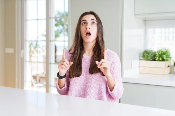 Beautiful Young Woman Wearing Pink Sweater Amazed Surprised Looking Pointing — Stock Photo, Image