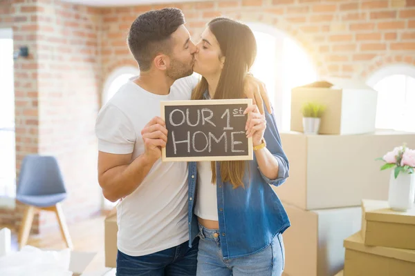 Schönes junges Paar zieht in ein neues Haus und lächelt sehr glücklich — Stockfoto