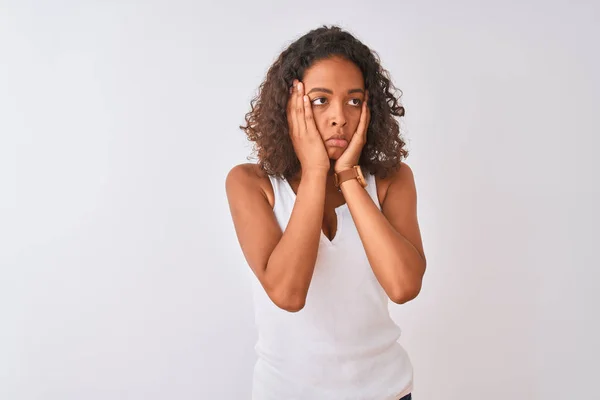 Jeune Femme Brésilienne Portant Shirt Décontracté Debout Sur Fond Blanc — Photo