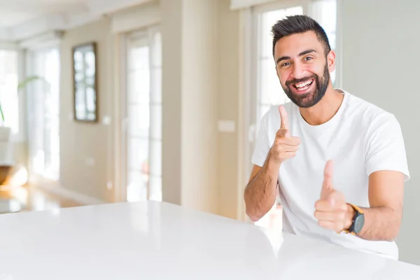 Hombre Hispano Guapo Casual Camiseta Blanca Casa Señalando Los Dedos — Foto de Stock