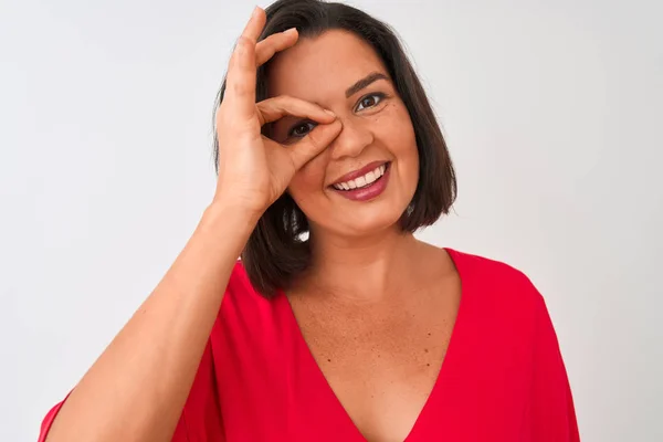 Jonge Mooie Vrouw Dragen Rode Shirt Staan Geïsoleerde Witte Achtergrond — Stockfoto