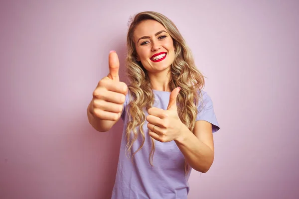 Joven Hermosa Mujer Vistiendo Camiseta Púrpura Pie Sobre Fondo Aislado — Foto de Stock