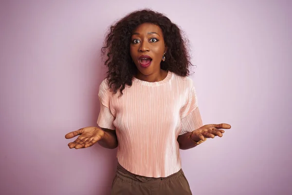 Mujer Afroamericana Joven Vistiendo Camiseta Pie Sobre Fondo Rosa Aislado — Foto de Stock