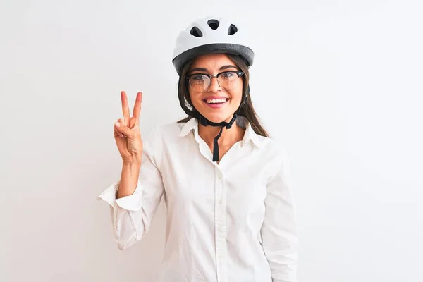 漂亮的女商人戴着眼镜 戴着自行车头盔 站在孤独的白色背景上 带着第二指尖 面带微笑 自信而快乐 — 图库照片