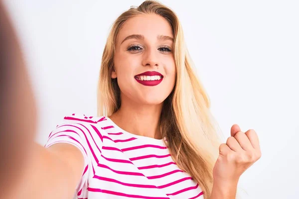 Vacker Kvinna Klädd Randig Shirt Gör Selfie Med Kamera Över — Stockfoto