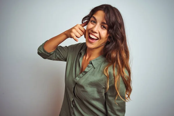 Jovem Mulher Bonita Vestindo Camisa Verde Sobre Fundo Isolado Cinza — Fotografia de Stock