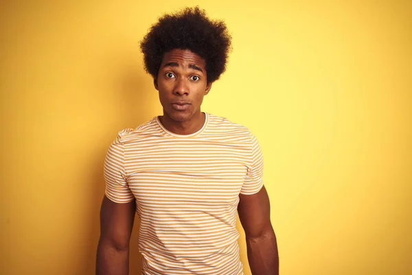 Hombre Americano Con Pelo Afro Vistiendo Camiseta Rayas Pie Sobre — Foto de Stock