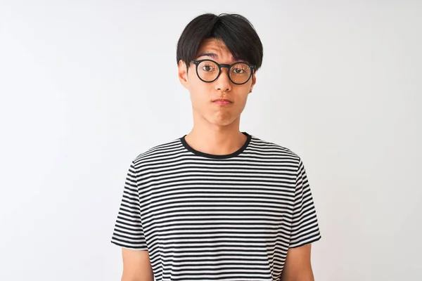 Hombre Chino Con Gafas Camiseta Rayas Marina Pie Sobre Fondo — Foto de Stock