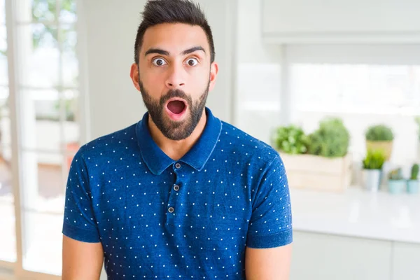 Bonito Homem Hispânico Casa Com Medo Chocado Com Expressão Surpresa — Fotografia de Stock