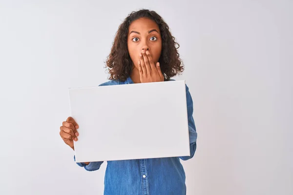 Junge Brasilianerin Mit Transparent Vor Isoliertem Weißem Hintergrund Mund Bedeckt — Stockfoto