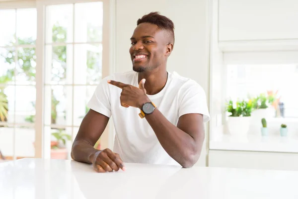 Bel Homme Afro Américain Sur Table Blanche Maison Gai Avec — Photo