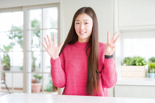 Bella Donna Asiatica Che Indossa Maglione Rosa Sul Tavolo Bianco — Foto Stock