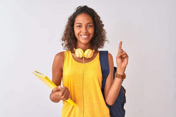 Brasiliansk Student Kvinna Bär Ryggsäck Innehav Anteckningsbok Över Isolerad Vit — Stockfoto