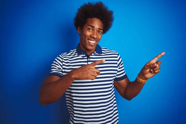 Hombre Afroamericano Con Pelo Afro Vistiendo Polo Rayado Parado Sobre —  Fotos de Stock