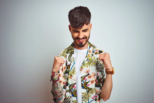 서있는 셔츠를 휴가에 문신을한 남자는 행복하고 미소를 지으며 성공을 비명을 — 스톡 사진