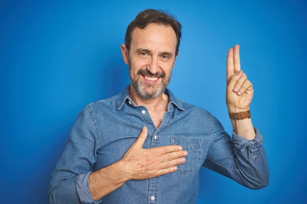 Bello Uomo Anziano Mezza Età Con Capelli Grigi Sfondo Blu — Foto Stock