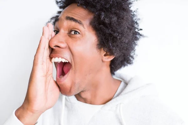 Przystojny African American Man Afro Włosy Białym Tle Krzycząc Krzyczeć — Zdjęcie stockowe