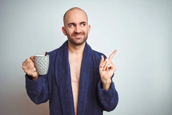 Giovane Uomo Che Indossa Accappatoio Bere Una Tazza Caffè Mattino — Foto Stock