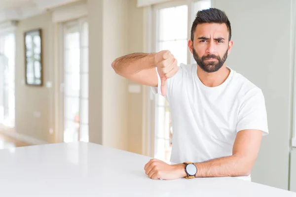 Camiseta Blanca Casual Hombre Hispano Guapo Casa Que Infeliz Enojado — Foto de Stock