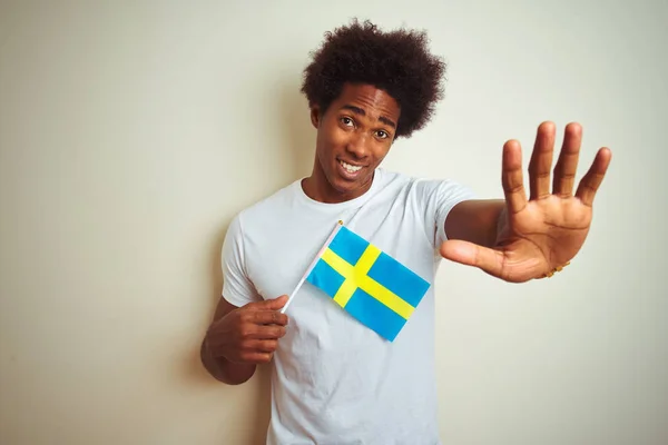 Młody Afro Amerykański Mężczyzna Trzyma Szwecji Szwedzką Flagę Stojący Białym — Zdjęcie stockowe
